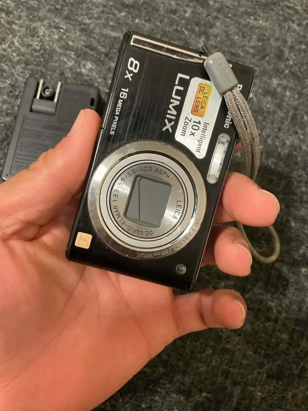 Panasonic LUMIX DMC-FH20 14.1MP 8x Optical Zoom Digital Camera with LEICA DC